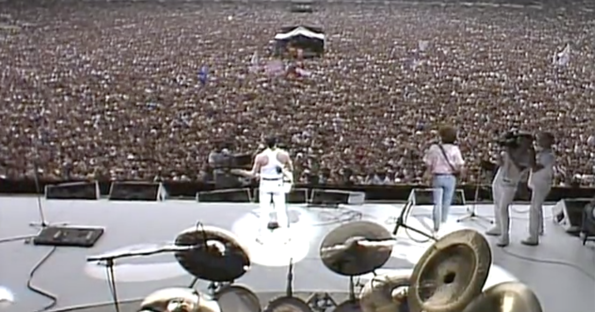 Концерт квин на уэмбли. Концерт Live Aid 1985 Queen. Фредди Меркури концерт на Уэмбли 1985. Queen концерт Live Aid. Группа Квин концерт на Уэмбли.